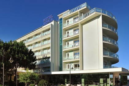 Hotel Adria w słoneczny dzień.