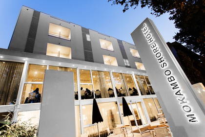 Hotel Mokambo Shore z widocznym personelem.