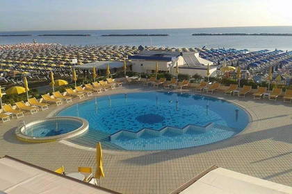 Basen z widokiem na plażę i morze.