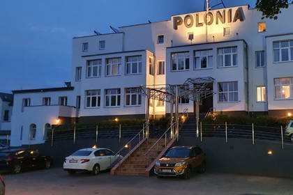 Oświetlony budynek z napisem "Polonia".