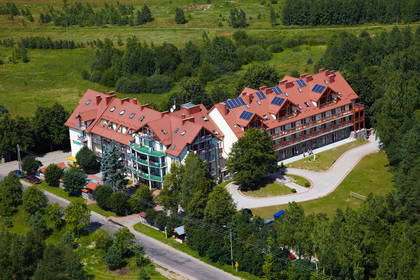 Hotel otoczony zielenią, widok z lotu ptaka.