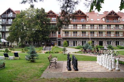 Hotel z szachami ogrodowymi dużych rozmiarów.