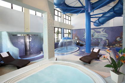 Luksusowe spa z basenami, leżakami i mozaikami.