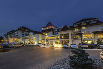 Hotel Grand Lubicz w Kołobrzegu nocą.