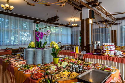 Stół szwedzki z jedzeniem w hotelowej restauracji.