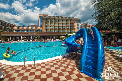 Ludzie pływają w basenie w hotelu Bajkał.