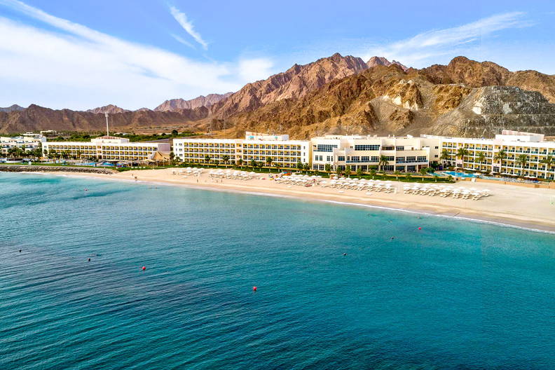 Hotel przy plaży z widokiem na góry.