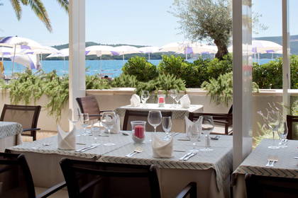 Stoliki restauracyjne z widokiem na morze.