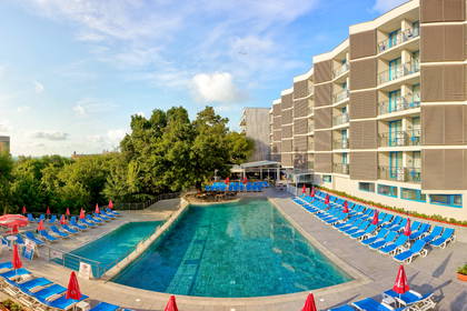 Hotel z basenem i leżakami.