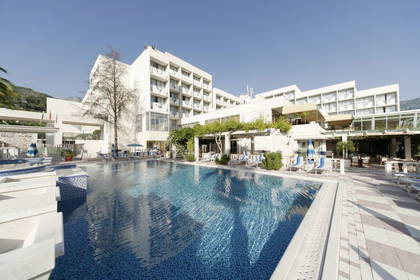 Hotel z basenem w słoneczny dzień.