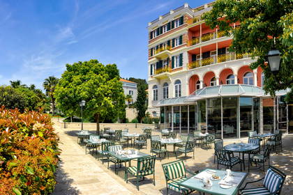 Restauracja z ogródkiem w słoneczny dzień.