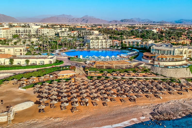 Hotel z basenem i plażą widziany z lotu ptaka.