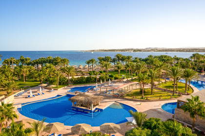 Hotel z basenami i palmami nad morzem.