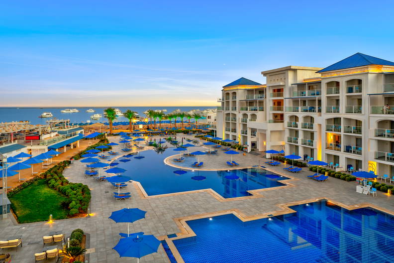 Hotel z basenami i plażą, widok z lotu ptaka.