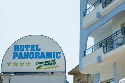 Znak hotelu "Panoramic" i fragment budynku z balkonami.