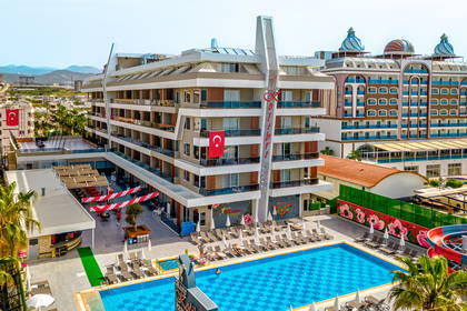Widok z lotu ptaka na hotel i basen.