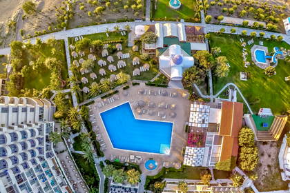 Kompleks hotelowy z basenami i zielenią, widok z lotu ptaka.