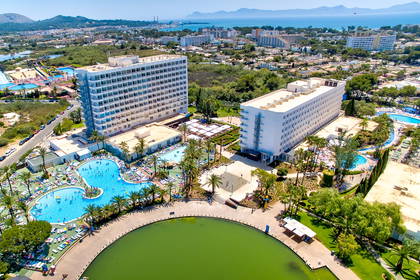 Kurort hotelowy z basenami i zielenią, widok z lotu ptaka.