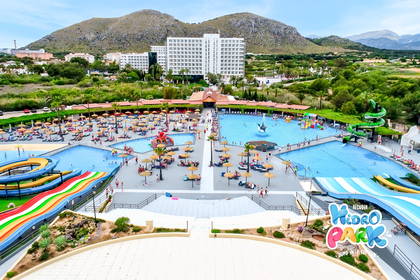 Widok z góry na park wodny Alcudia Hidropark z basenami i zjeżdżalniami.