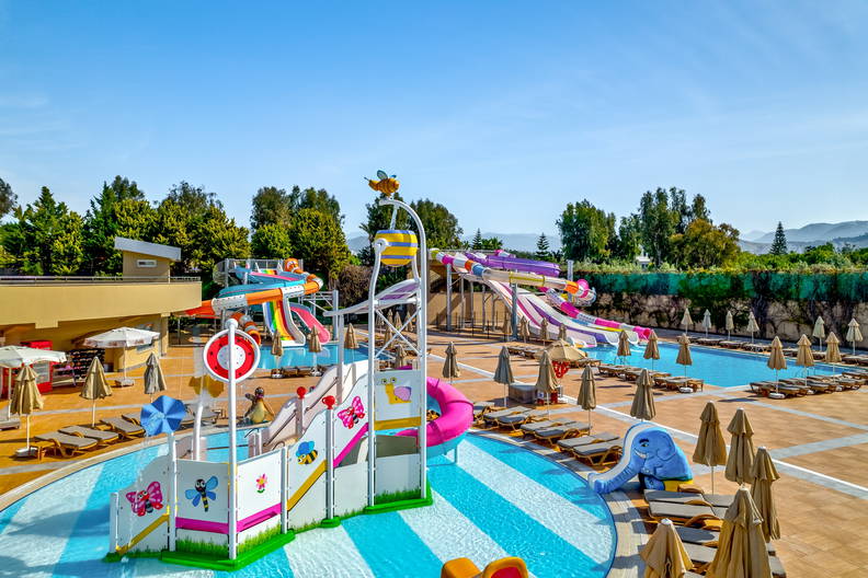 Park wodny z basenami, zjeżdżalniami i leżakami.