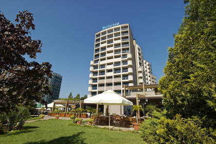 Hotel Bellevue z restauracją na zewnątrz w słoneczny dzień.