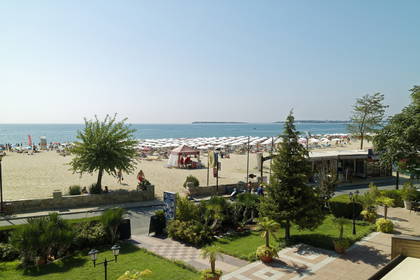 Plaża z leżakami i parasolami.