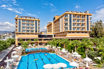 Hotel z basenem i leżakami, widok z góry.