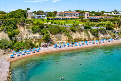 Plaża i hotele na klifie z lotu ptaka.