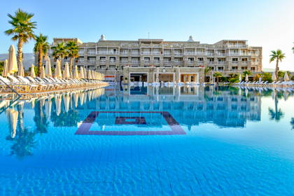 Hotel z basenem i palmami.