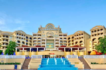 Hotel Royal Spa z basenem i fontanną.