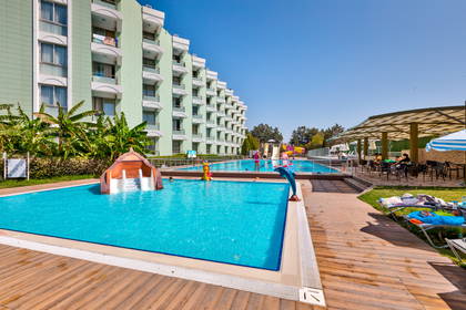 Kompleks hotelowy z basenami, zjeżdżalniami i leżakami.