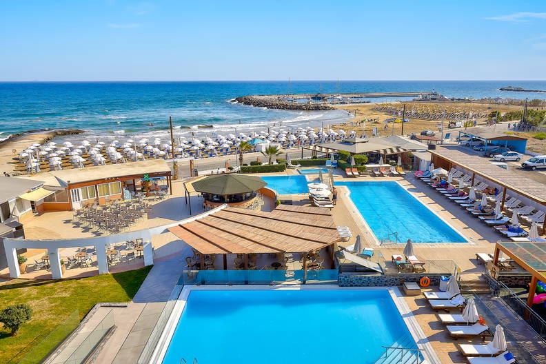 Hotel z basenami i plażą, widok z góry.