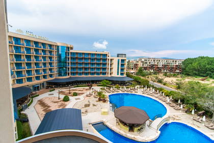 Hotel z basenem i barem przy basenie, widok z góry.