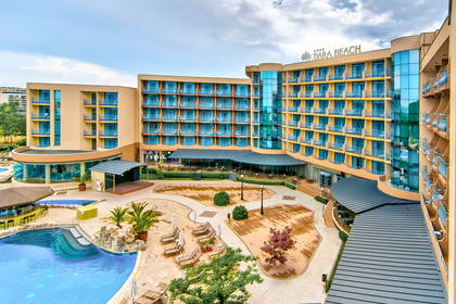 Hotel Tiara Beach z basenem, widok z góry.