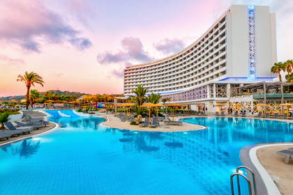 Hotel z basenami i leżakami do opalania.