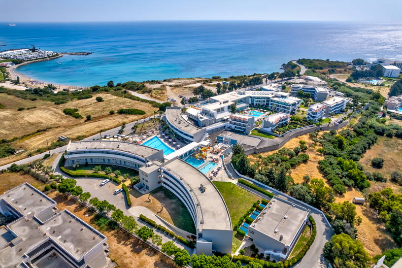 Widok z lotu ptaka na hotel przy plaży.