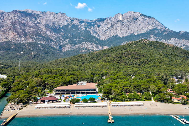 Hotel na plaży z widokiem na góry, z lotu ptaka.