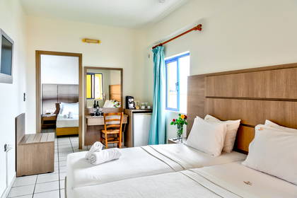 Pokój hotelowy z dwoma łóżkami.