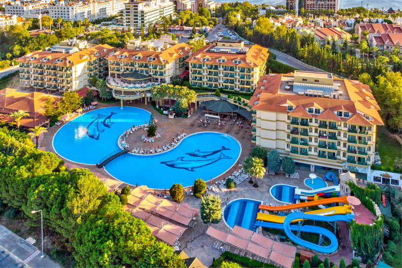 Hotel z basenami i zjeżdżalniami, widok z lotu ptaka.