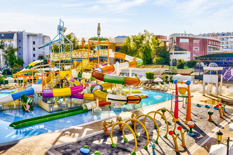 Kompleks zjeżdżalni wodnych w parku.