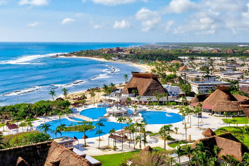 Kurort z basenami i plażą widziany z góry.