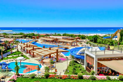 Resort z basenami i zjeżdżalniami, widok z góry. W tle morze.