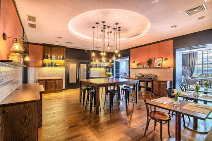Elegancka restauracja. Wnętrze z drewnianą podłogą i stołami.