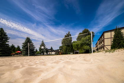 Siatka do siatkówki plażowej na tle błękitnego nieba.