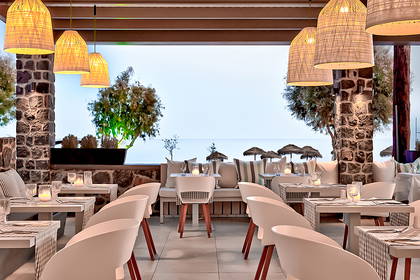 Restauracja na świeżym powietrzu z widokiem na plażę.