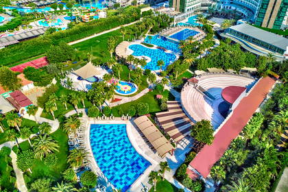 Kompleks hotelowy z basenami i amfiteatrem, widok z góry.
