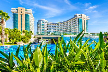 Kompleks hotelowy z basenem w słoneczny dzień.