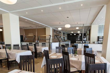 Restauracja z nakrytymi stolikami i bufetem.