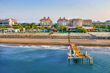 Widok z lotu ptaka na hotelową plażę z pomostem.