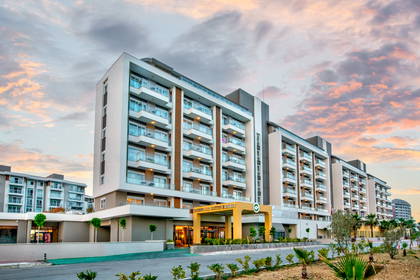 Hotel Sherwood Suites Resort o zachodzie słońca.